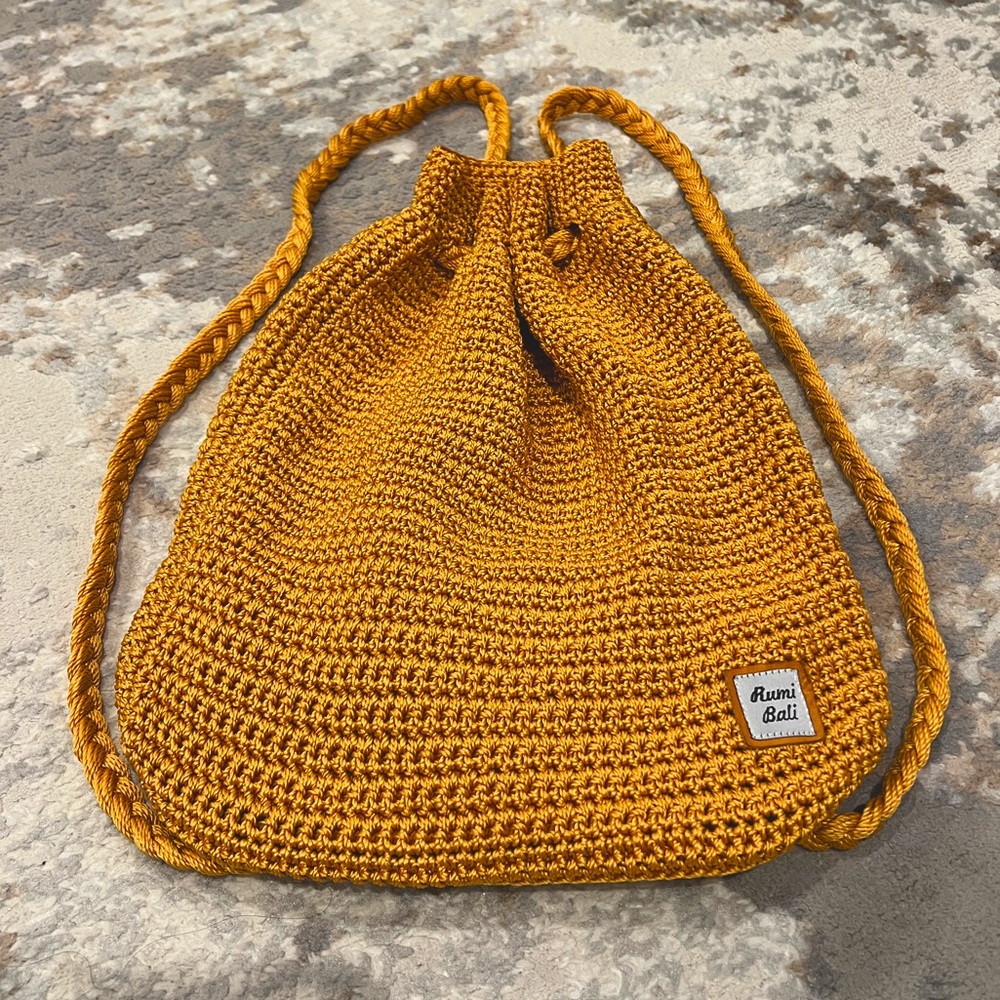 Crochet Bucket Bag w Convertible Straps